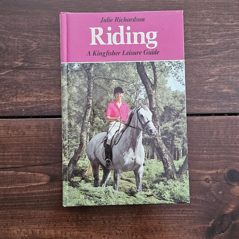 Riding - A Kingfisher Leisure Guide by Julie Richardson Hardcover